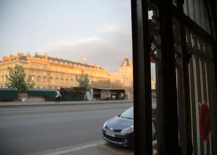 Just Renovated 138M2 On The Seine